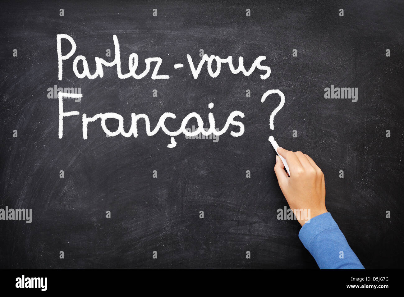 Lehrer oder Schüler schreiben Parlez-Vous Francais (sprechen Sie Französisch) auf Tafel. Französische Sprache Lernkonzept Stockfoto