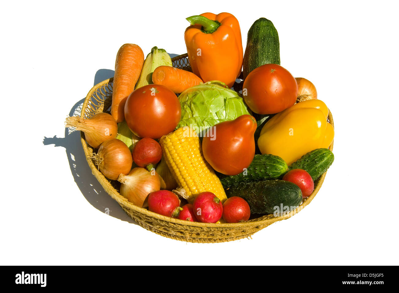 Korb mit Gemüse auf weißem Hintergrund Stockfoto