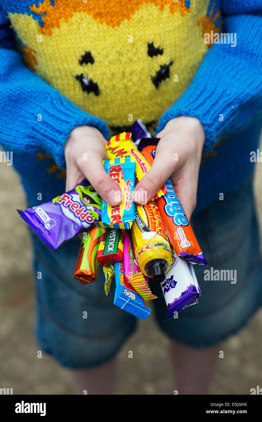 Jungen Hände halten verschiedene Kinder Retro-Süßigkeiten und Bonbons Stockfoto