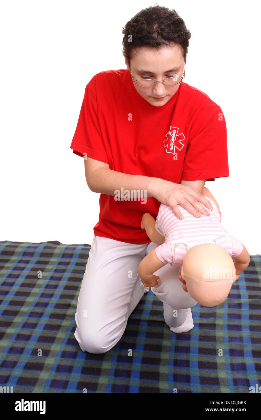 Erste Hilfe Ausbilder auf Baby Puppe demonstriert, das Baby vor dem ersticken zu retten Stockfoto