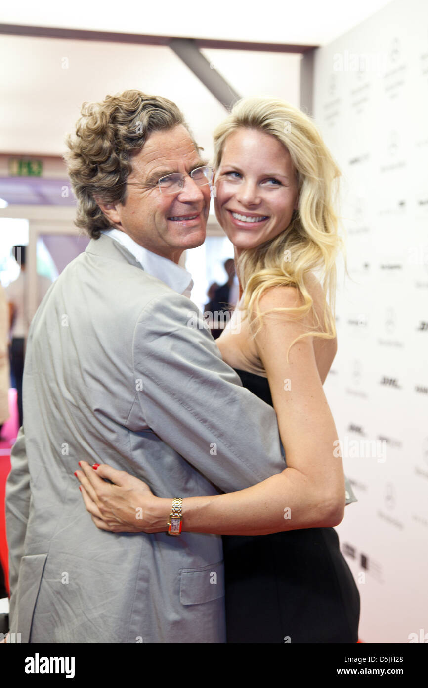 Florian Langenscheidt und Freundin Miriam Friedrich auf der Mercedes-Benz Fashion Week Berlin Frühjahr/Sommer 2012 - Ankünfte am Stockfoto