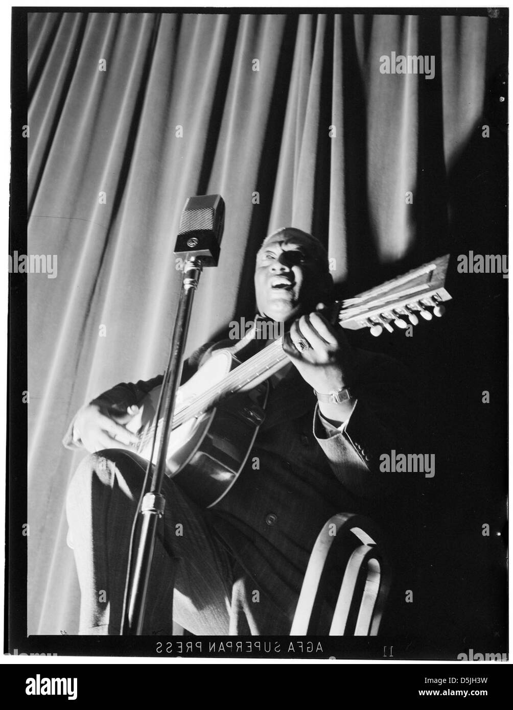 [Porträt von Leadbelly, National Press Club, Washington, D.C., von 1938 bis 1948] (LOC) Stockfoto