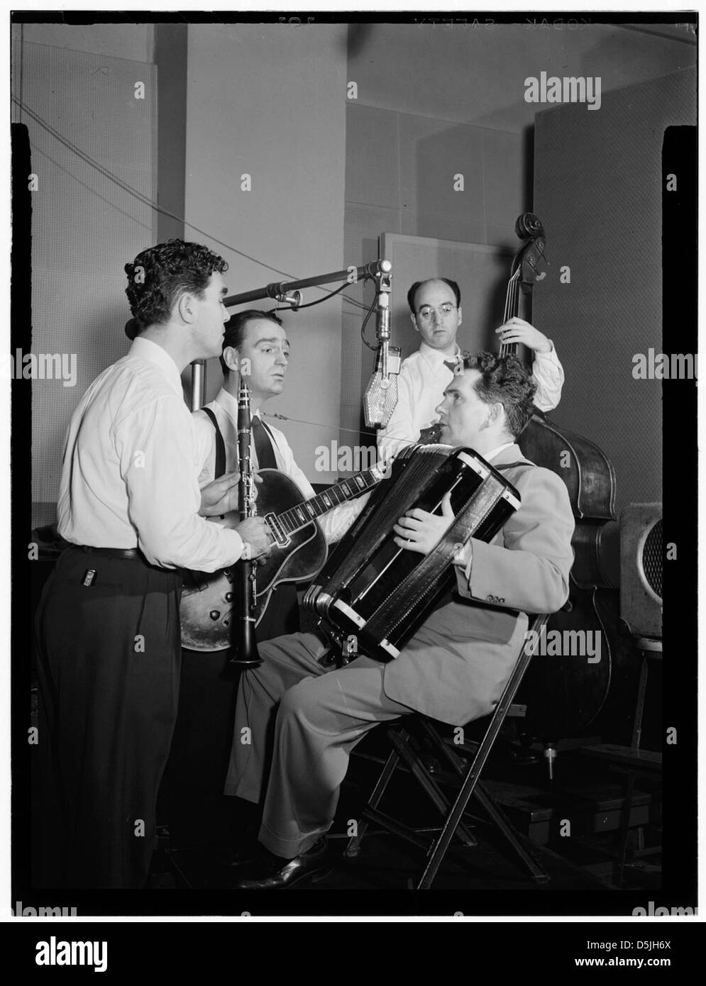 [Porträt von Joe Mooney, Andy Fitzgerald, Gaeton (Gate) Frega und Jack Hotop, Decca Studio, New York, N.Y., Ca. Dez. 1946] (LOC) Stockfoto