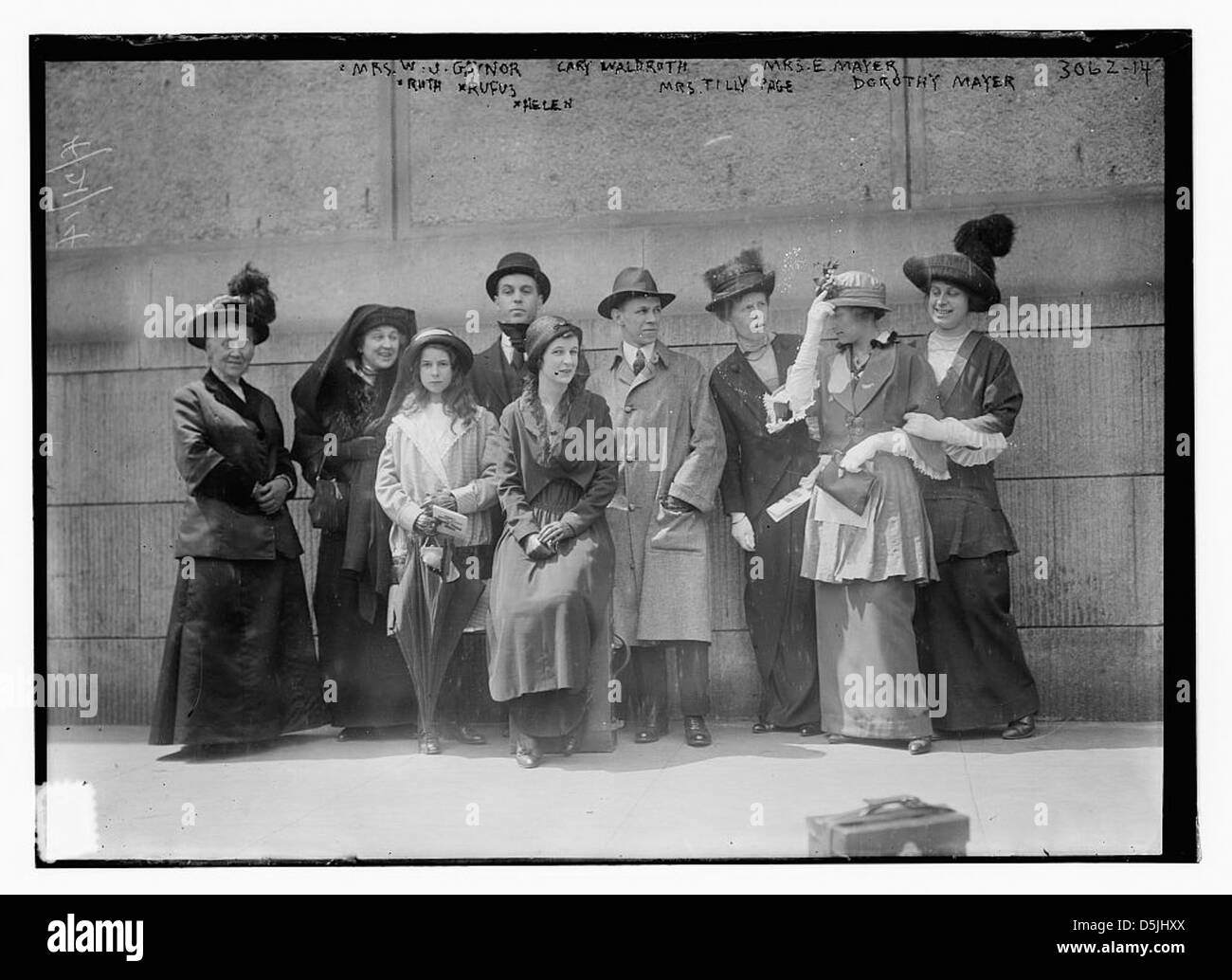 Dieses Foto zeigt Mrs. W.J. Gaynor und mehrere andere Frauen, wahrscheinlich politische Persönlichkeiten oder Ehefrauen prominenter Persönlichkeiten, während einer Veranstaltung oder einer gesellschaftlichen Versammlung. Das Bild spiegelt ihre Beteiligung an der politischen und sozialen Landschaft der damaligen Zeit wider. Stockfoto