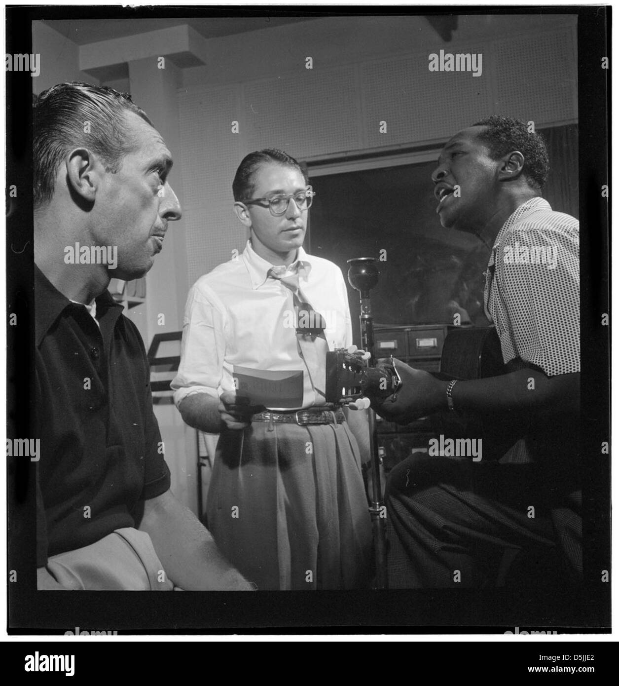 Symphony Sid und Josh White, Schlüsselfiguren der amerikanischen Musikszene, werden zwischen 1946 und 1948 in New York City fotografiert und spiegeln die kulturelle Bedeutung von Jazz und Folk in der Nachkriegszeit wider. Stockfoto