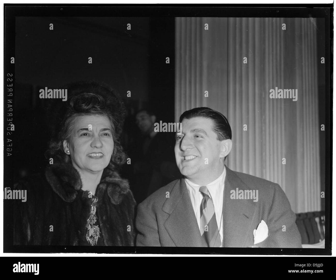[Porträt von Tony Pastor und Maria Kramer, Hotel Edison(?), New York, N.Y., zwischen 1946 und 1948] (LOC) Stockfoto