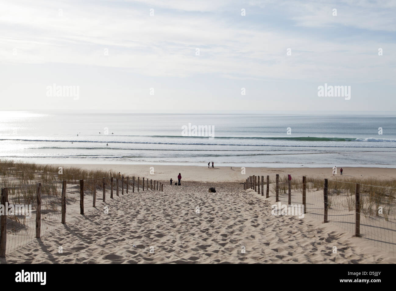 Die Menschen genießen den Strand von Le Grand Crohot, Lege-Cap-Ferret,  Frankreich Stockfotografie - Alamy