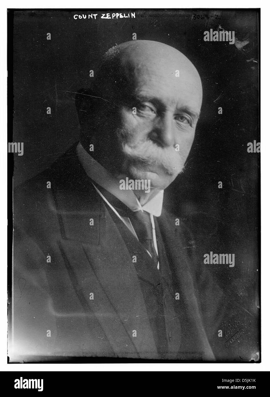 Graf Ferdinand von Zeppelin, der deutsche Luftfahrtpionier, ist bekannt für die Entwicklung des starren Luftschiffs, oder dirigibel, was zu Fortschritten im Luftleichter-als-Luft-Flug führte. Dieses Foto zeigt Zeppelins Beitrag zur Luftfahrtgeschichte, insbesondere seine Beteiligung am Luftschiff Zeppelin und der Luftschiffbau Zeppelin. Stockfoto