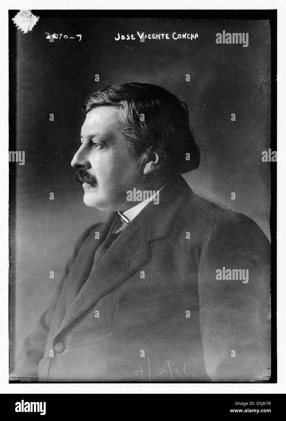 José Vicente Concha war eine historische Persönlichkeit, die für seine politische Karriere bekannt war. Dieses Porträt fängt sein elegantes Aussehen mit einem markanten Schnurrbart ein, der seinen Status und sein Profil unterstreicht. Stockfoto