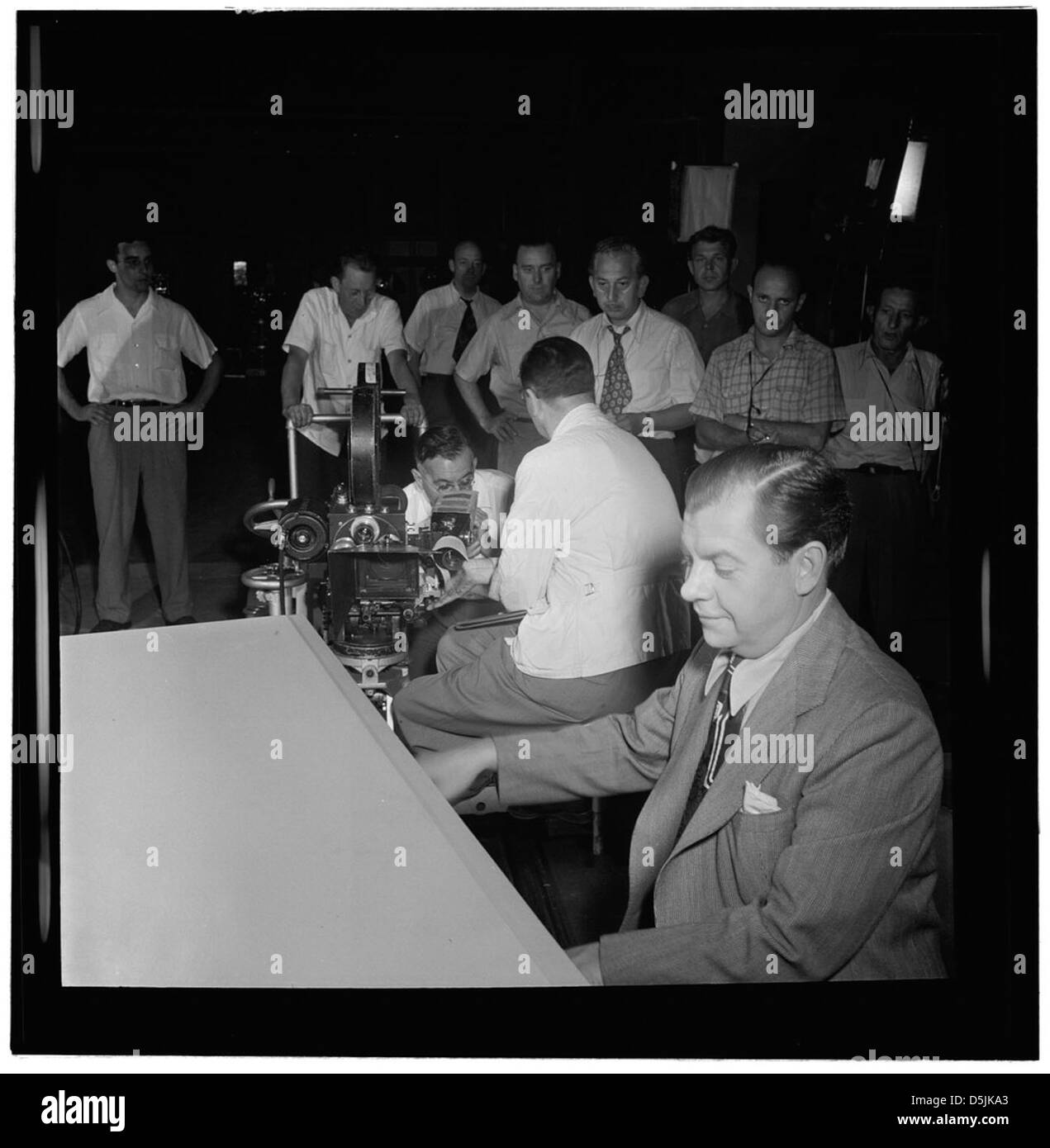 Claude Thornhill wurde während der Produktion des Films Beautiful Doll im September 1947 im Columbia Pictures Studio in New York fotografiert. Das Bild zeigt die Atmosphäre der Filmindustrie Ende der 1940er Jahre Stockfoto