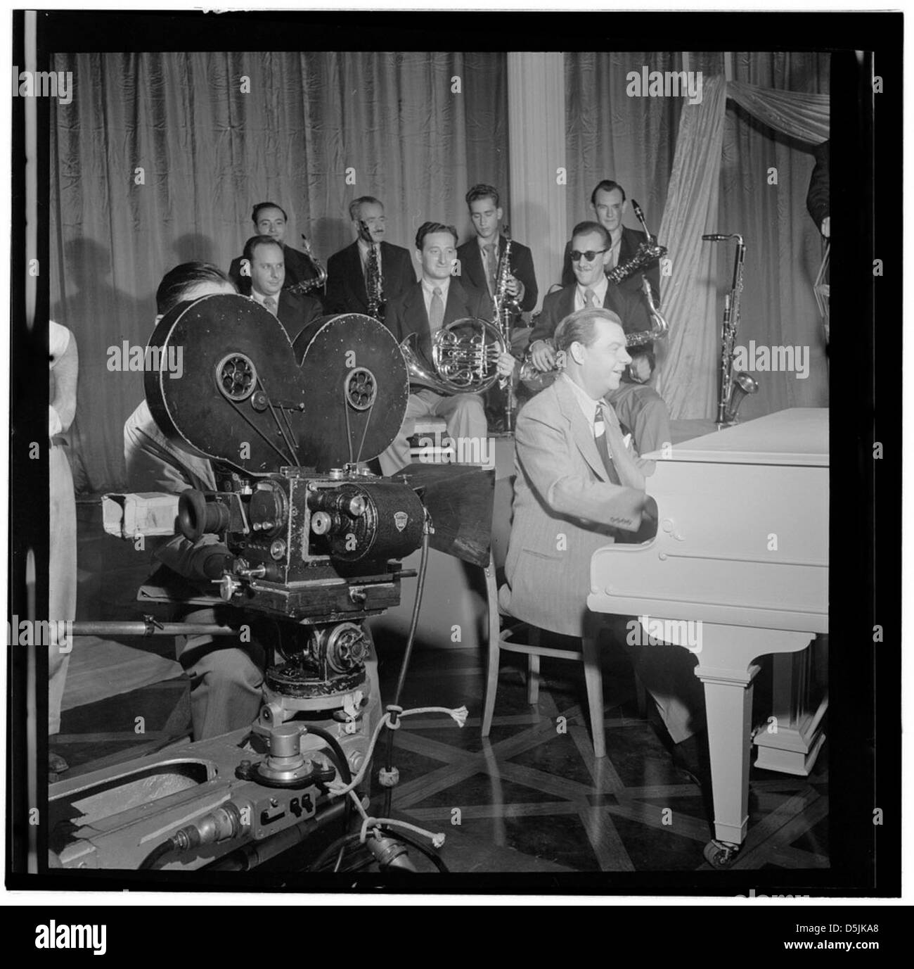 Ein Porträt mit bekannten Musikern wie Claude Thornhill, Sandy Siegelstien und anderen, aufgenommen im Columbia Pictures Studio während der Herstellung von *Beautiful Doll* im Jahr 1947. Diese Musiker trugen zum Soundtrack des Films bei. Stockfoto