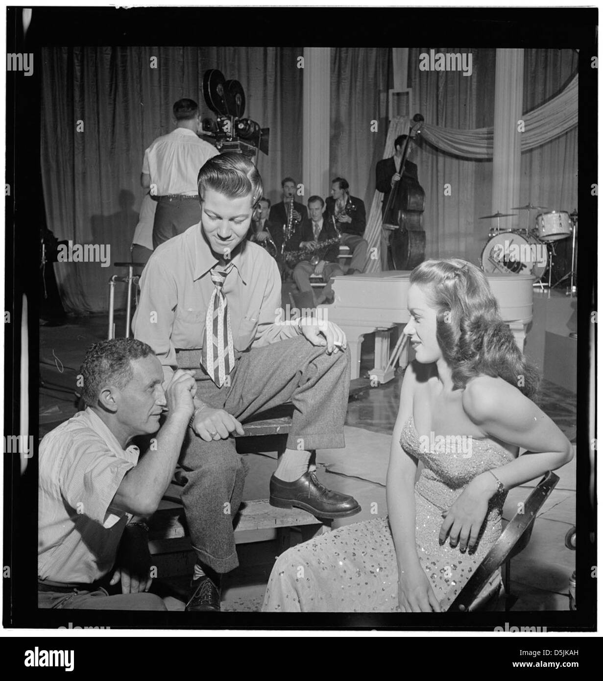 Ein 1947 Porträt der Jazzmusiker Gene Williams, Fran Warren, Willie Wechsler, Micky Folus, Lee Konitz, Bill Bushing und Joe Shulman, aufgenommen während der Produktion von Beautiful Doll im Columbia Pictures Studio in New York. Stockfoto