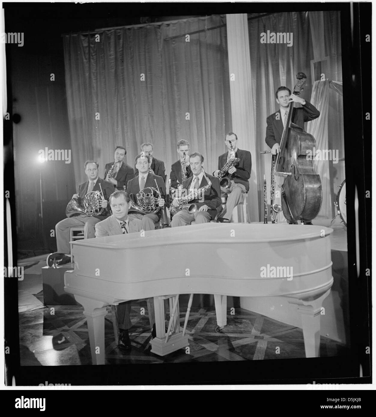 Ein Gruppenporträt von Jazzmusikern der Band um Claude Thornhill, aufgenommen im Columbia Pictures Studio während der Herstellung von *Beautiful Doll* in New York im September 1947. Stockfoto