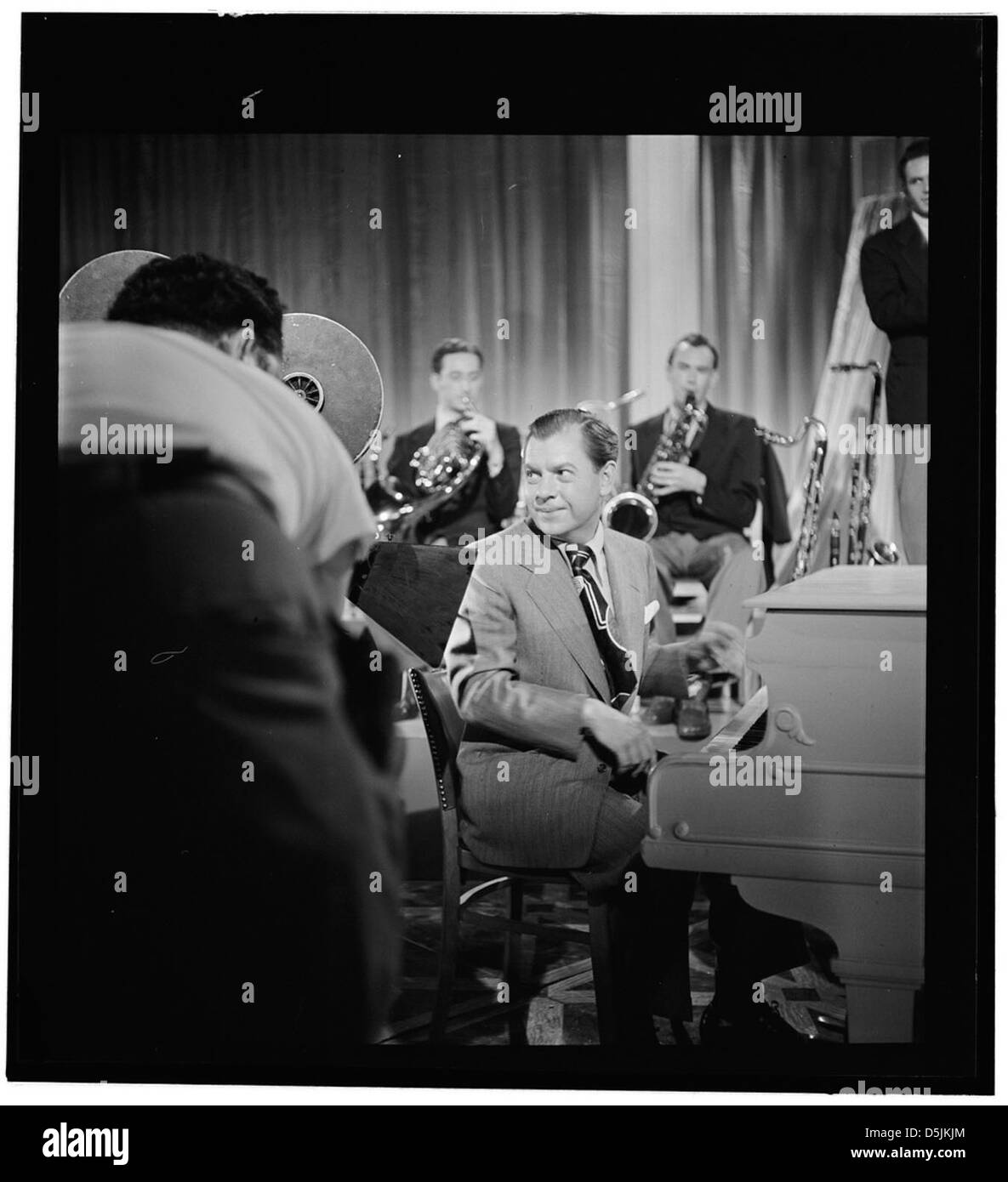 Dieses Porträt zeigt Claude Thornhill, Willie Wechsler, Micky Folus und Joe Shulman im Columbia Pictures Studio im September 1947 während der Herstellung von „Beautiful Doll“. Stockfoto