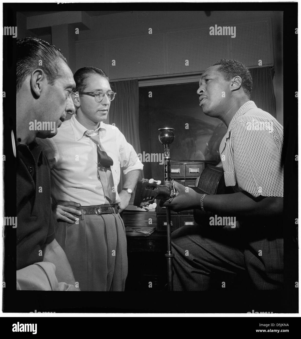 Symphony Sid und Josh White, zwei prominente Persönlichkeiten der amerikanischen Musikszene, wurden zwischen 1946 und 1948 gemeinsam in New York fotografiert. Ihre Karriere prägte die amerikanische Musik Mitte des 20. Jahrhunderts. Stockfoto