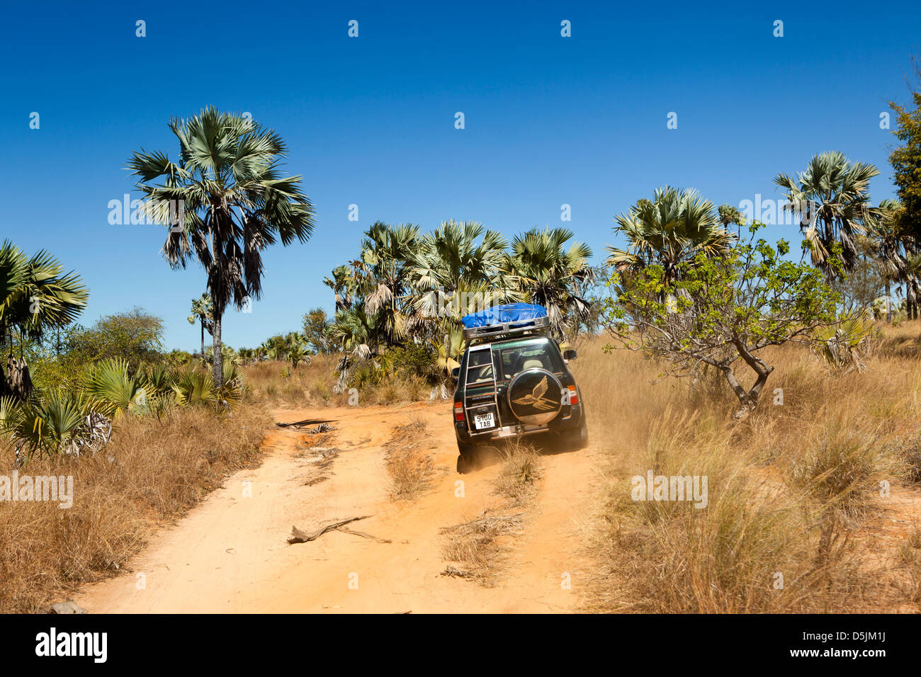 Madagaskar, Mahajanga, Allradfahrzeug fahren auf holprigen staubigen Straße, Mariarano Stockfoto