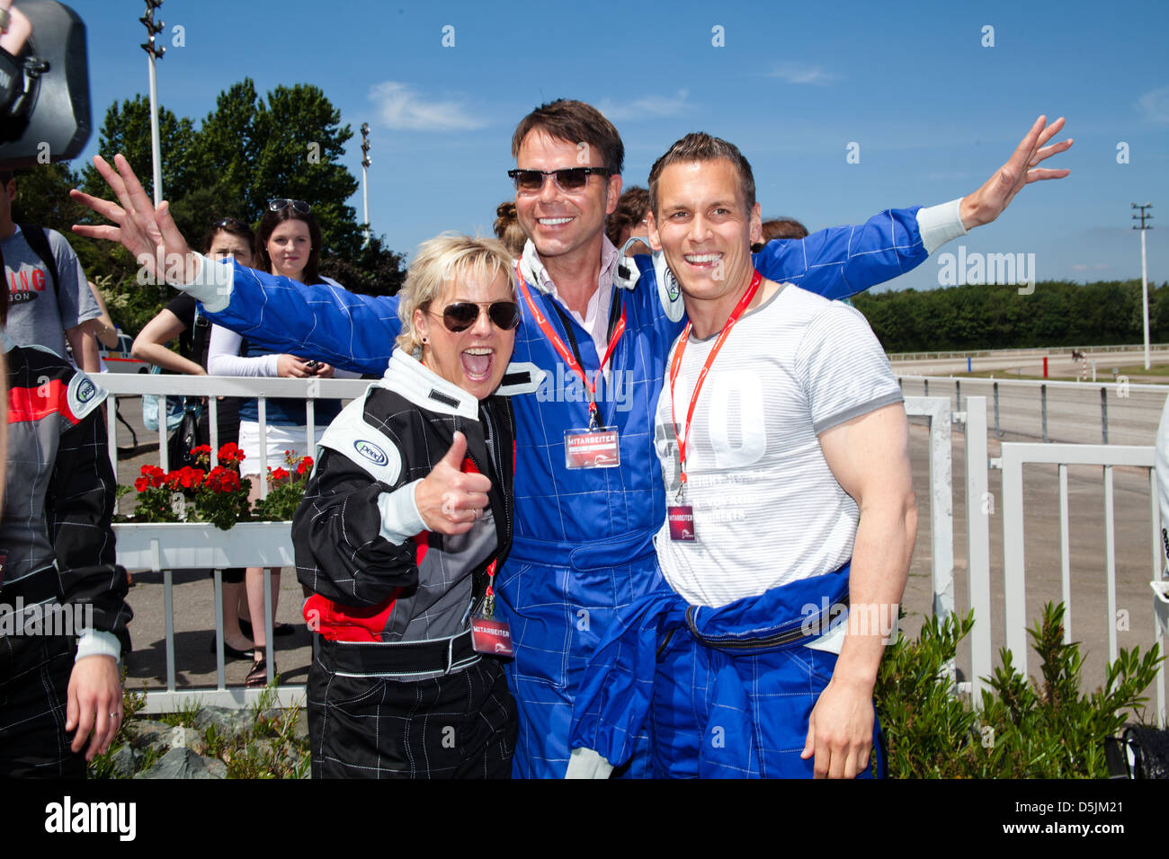 Tanja Schumann, Ulf Ansorge AndPatric Heizmann bei der Promi-Renntag auf der Trabrennbahn Bahrenfeld. Hamburg, Deutschland- Stockfoto