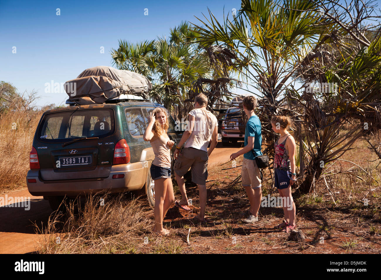 Madagaskar, Mahajanga, Betrieb Wallacea Studenten auf holprigen staubigen Straße, Mariarano Stockfoto