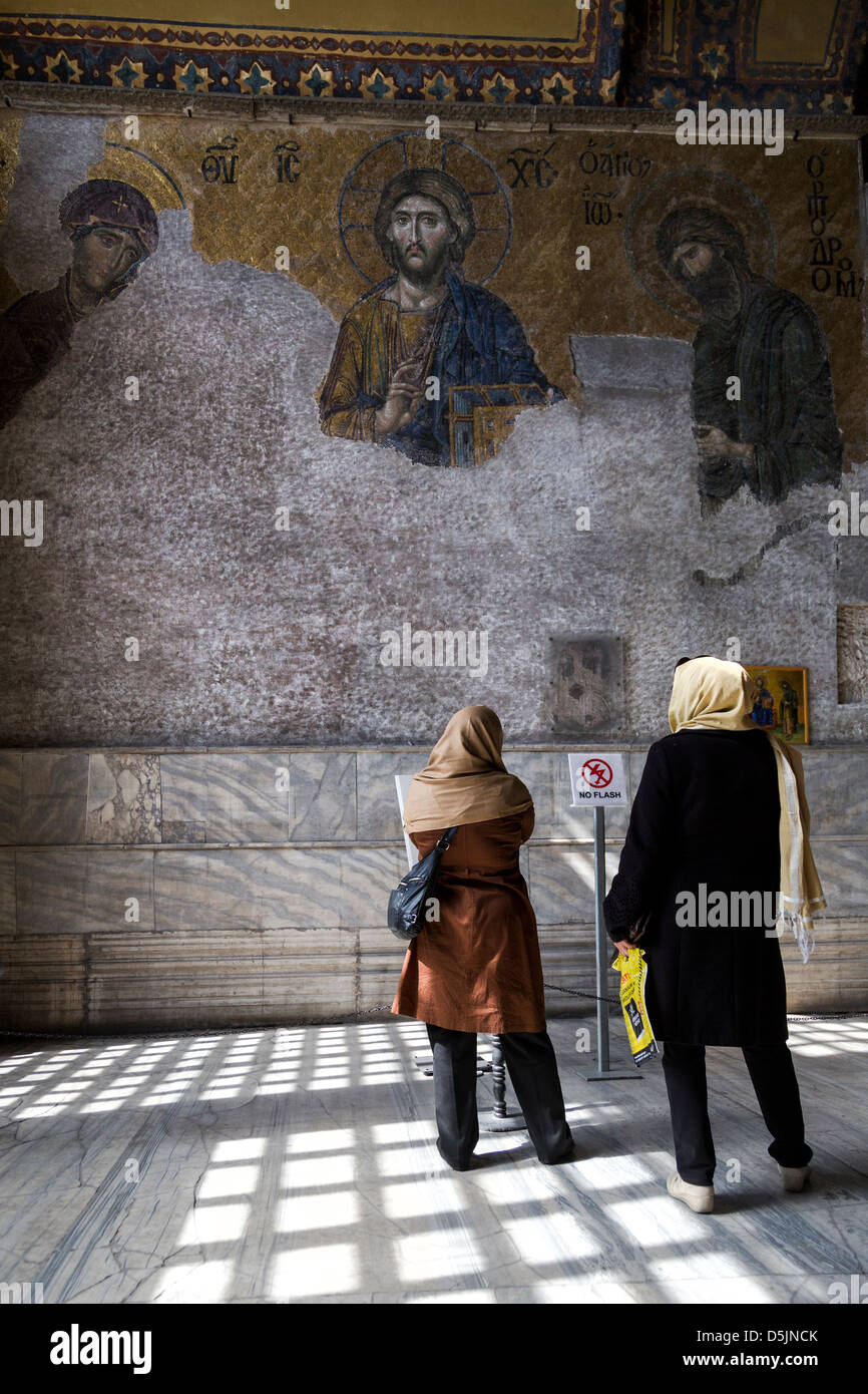 Islamische Frauen vor die Deesis Mosaik mit Christus als Herrscher Stockfoto