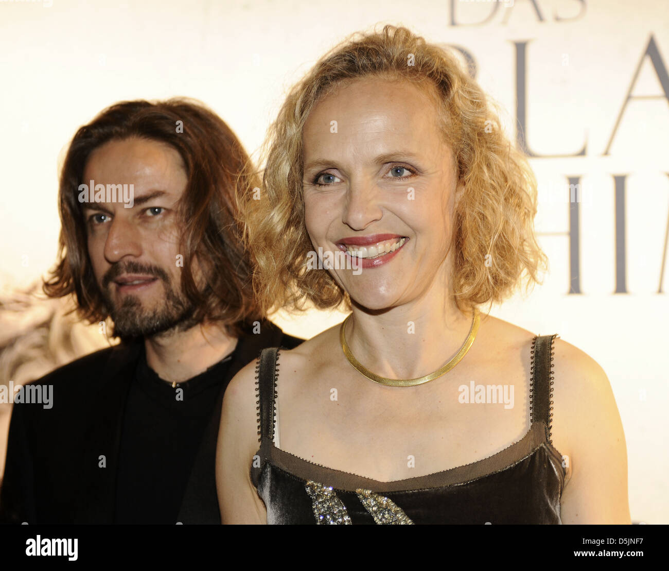 Hans Steinbichler und Juliane Koehler bei der Premiere von "Das Blaue Vom Himmel" im Arri Kino Kino. München, Deutschland- Stockfoto