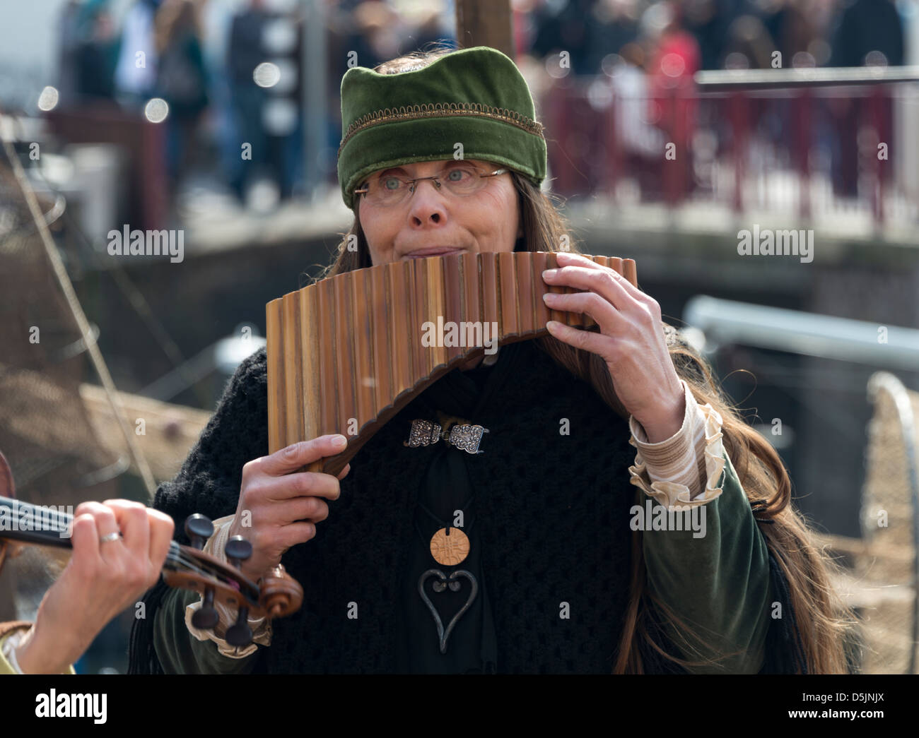 Frau spielt Panflöte auf dem Markt am 1. April 2013 in Brielle, Holland. Stockfoto