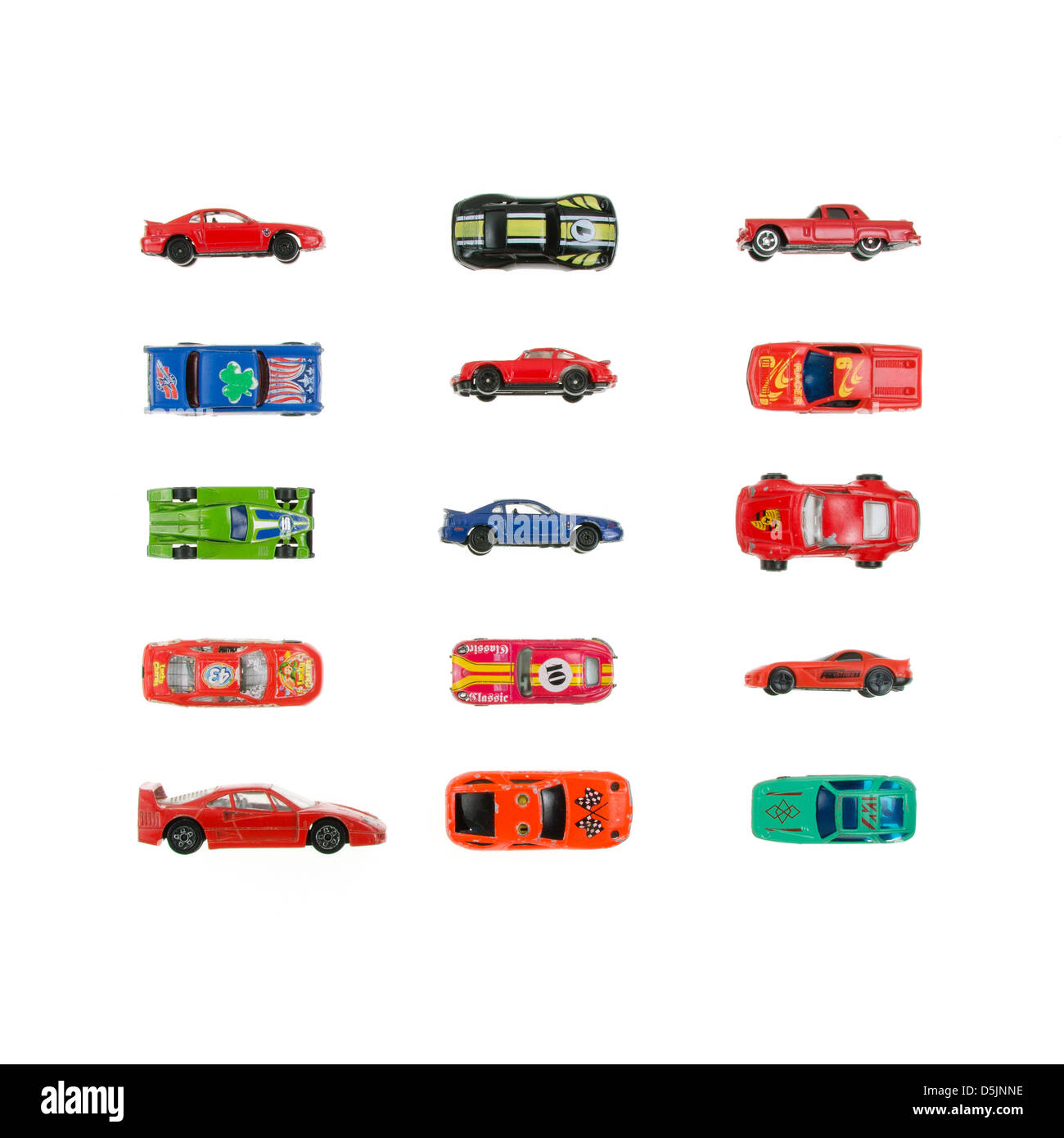 Spielzeug-Rennwagen in einem Raster auf einem weißen Hintergrund angeordnet. Stockfoto
