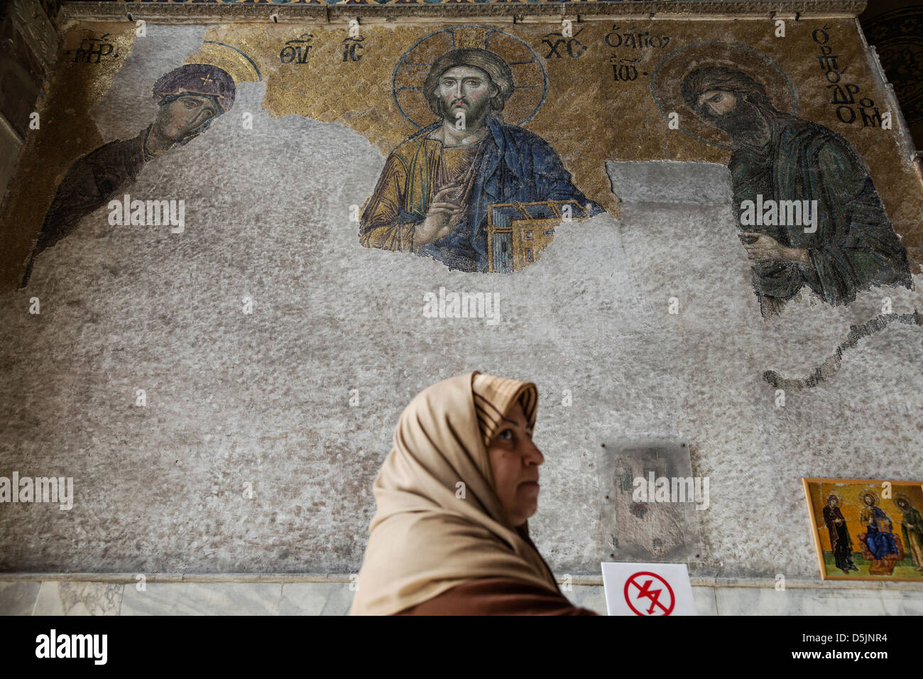 Islamische Frau vor der Deesis Mosaik mit Christus als Herrscher Stockfoto