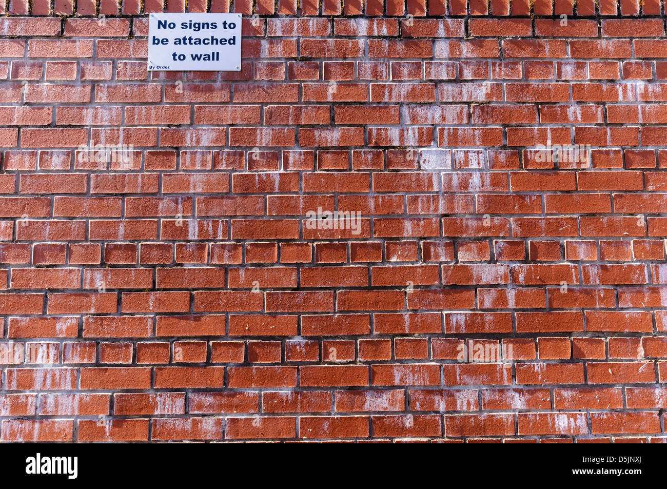 Zeichen sagen "keine Zeichen angebracht werden an Wand" Stockfoto