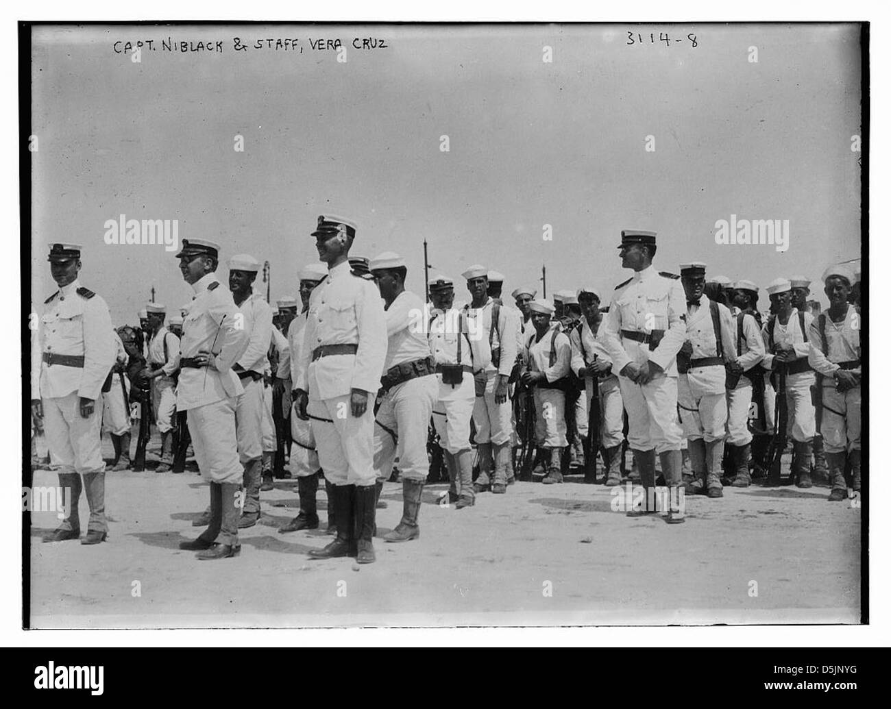 Captain Albert Niblack und sein Stab werden im Rahmen einer Mission der United States Navy in Vera Cruz gefangen genommen. Die Fotografie spiegelt ihre militärische Präsenz im frühen 20. Jahrhundert wider. Stockfoto