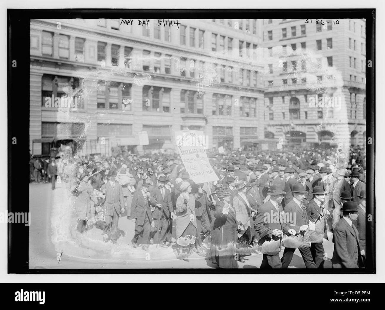Am 1914. Mai fand eine Parade der Sozialistischen Partei in New York City auf dem Union Square statt. Die Veranstaltung enthielt Banner und Schilder, die für Sozialismus und Arbeitnehmerrechte plädierten. Der marsch wurde von einer Vielzahl von Sozialisten, darunter Frauen, besucht, was die wachsende Arbeiterbewegung im frühen 20. Jahrhundert hervorhob. Das Foto fängt die politische Atmosphäre der damaligen Zeit ein. Stockfoto