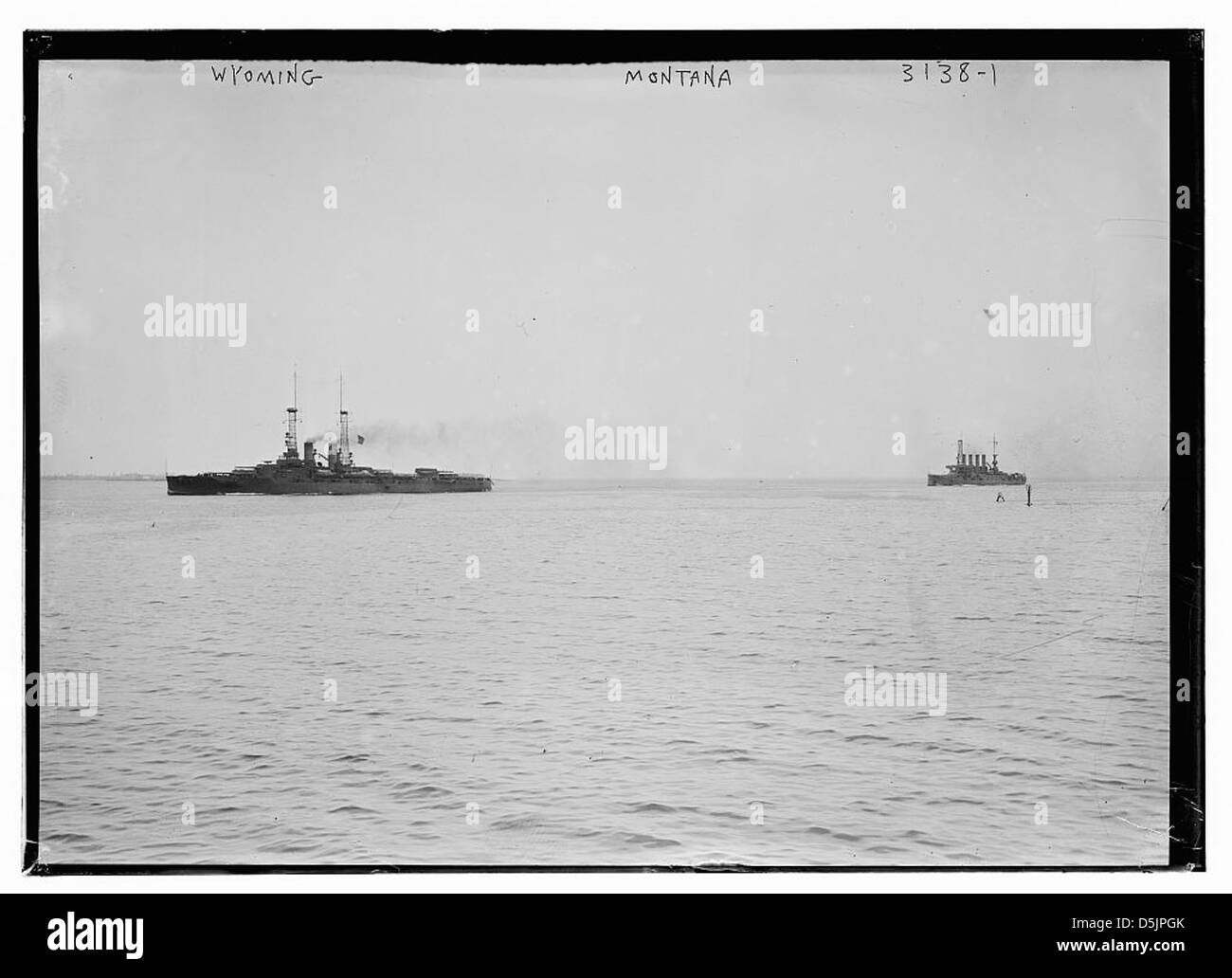 Ein Foto, das verschiedene Schiffe der US Navy zeigt, darunter die Wyoming-Klasse USS Wyoming (BB-32), USS Missoula (CA-13) und USS Montana (ACR-13). Die Schiffe sind mit Gitter- und Käfigmasten zu sehen, die Teil der Marinegeschichte sind. Stockfoto