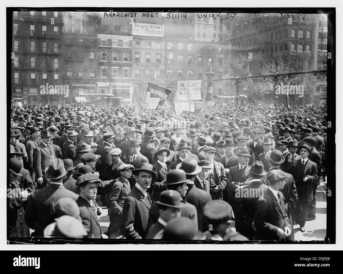 Dieses Foto vom 1. Mai 1914 zeigt eine anarchistische Versammlung auf dem Union Square in New York City während einer Zeit des politischen Aktivismus. Die Veranstaltung ist Teil einer breiteren sozialen und politischen Bewegung im Amerika des frühen 20. Jahrhunderts. Stockfoto