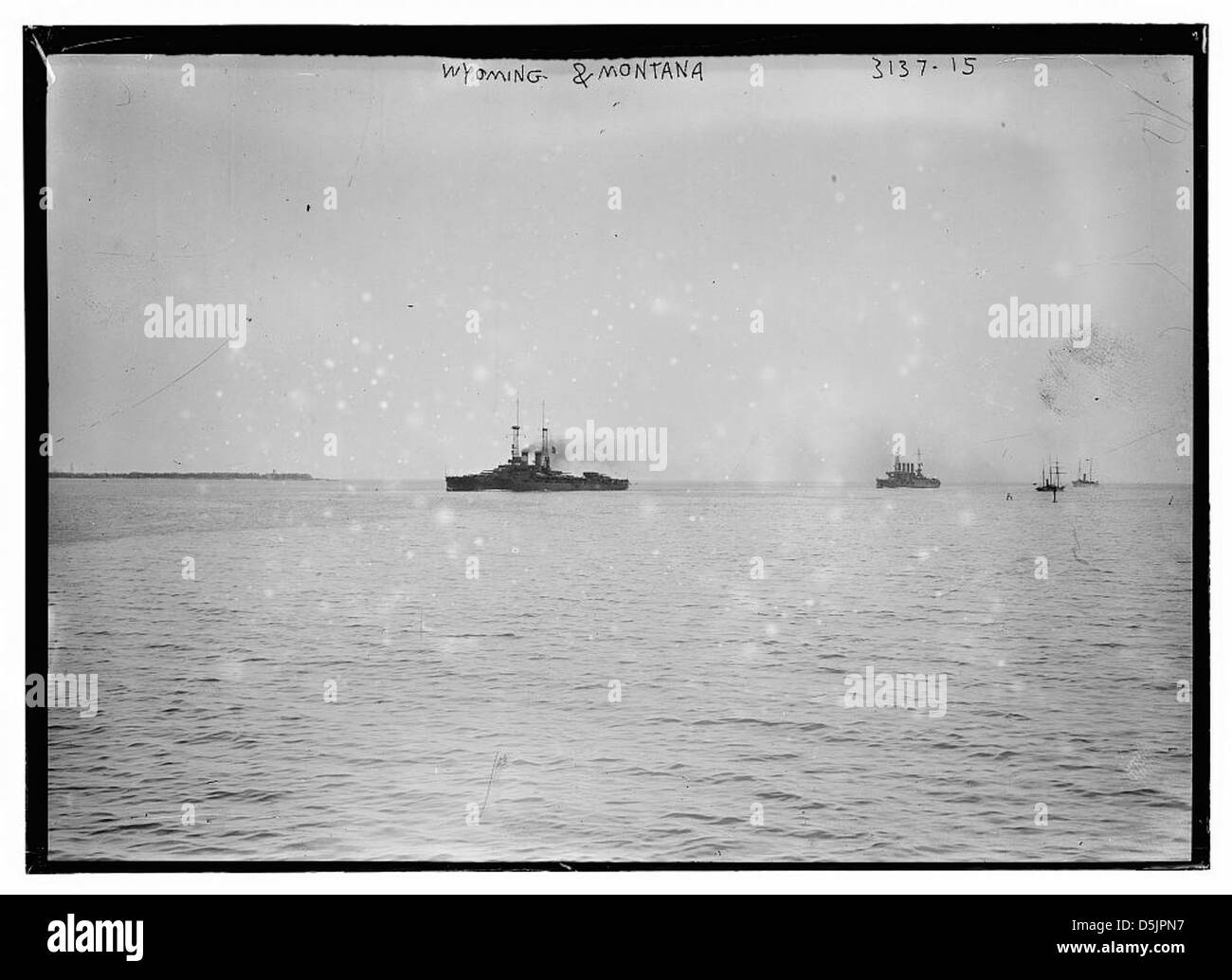 Die Kriegsschiffe Wyoming und Montana, einschließlich der USS Wyoming (BB-32), USS Montana (ACR-13) und USS Missoula (CA-13), sind auf diesem Marinefoto dargestellt. Diese Schiffe gehörten im 20. Jahrhundert zur Flotte der United States Navy. Stockfoto