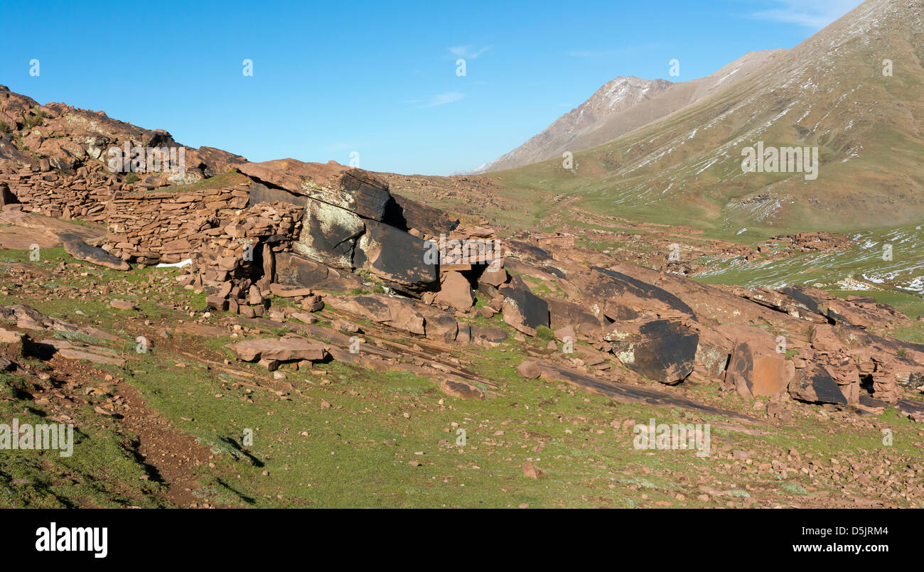 Allgemeine Ansicht der Website von prähistorischen Felszeichnungen in Oukaimeden Skigebiet im hohen Atlas-Gebirge in Marokko Stockfoto