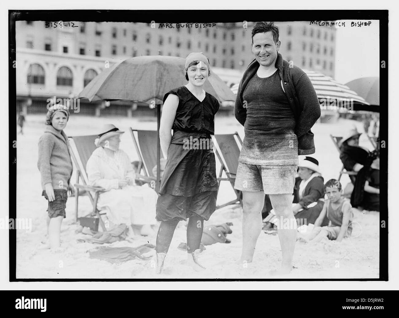 Dieses Foto aus dem Jahr 1914 zeigt Frau Burt Bishop im Beach Hotel in Nassau, Long Beach, Long Island. Sie ist in Mode gekleidet und lächelt vor dem Hotel. Stockfoto