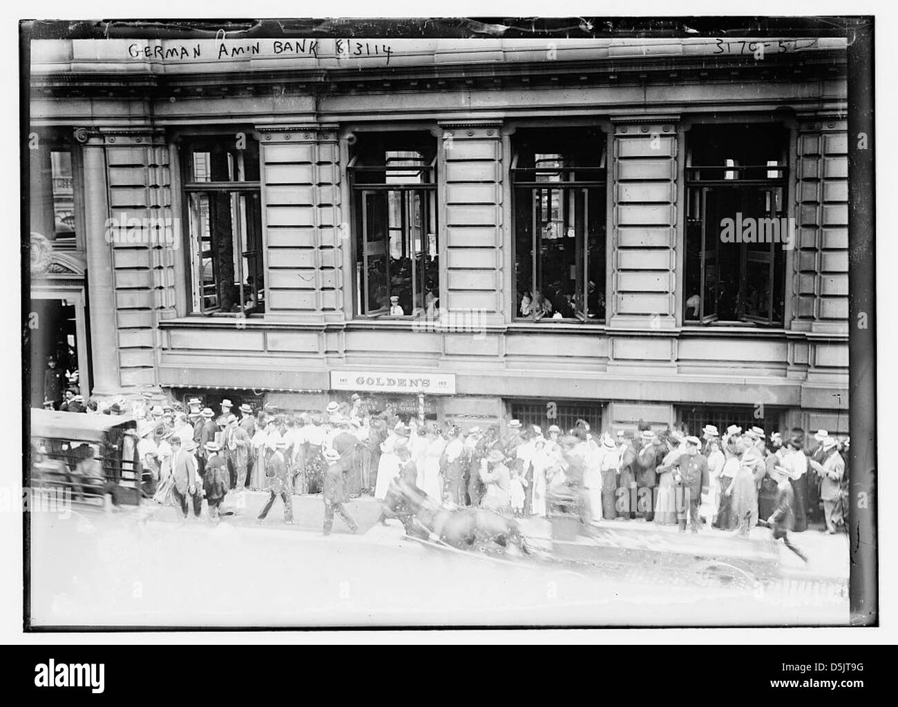 Ein Foto der Deutsch-Amerikanischen Bank, aufgenommen am 3. August 1914. Das Bild bietet einen Einblick in die Bankenarchitektur und das Geschäftsleben des frühen 20. Jahrhunderts in den Vereinigten Staaten. Stockfoto
