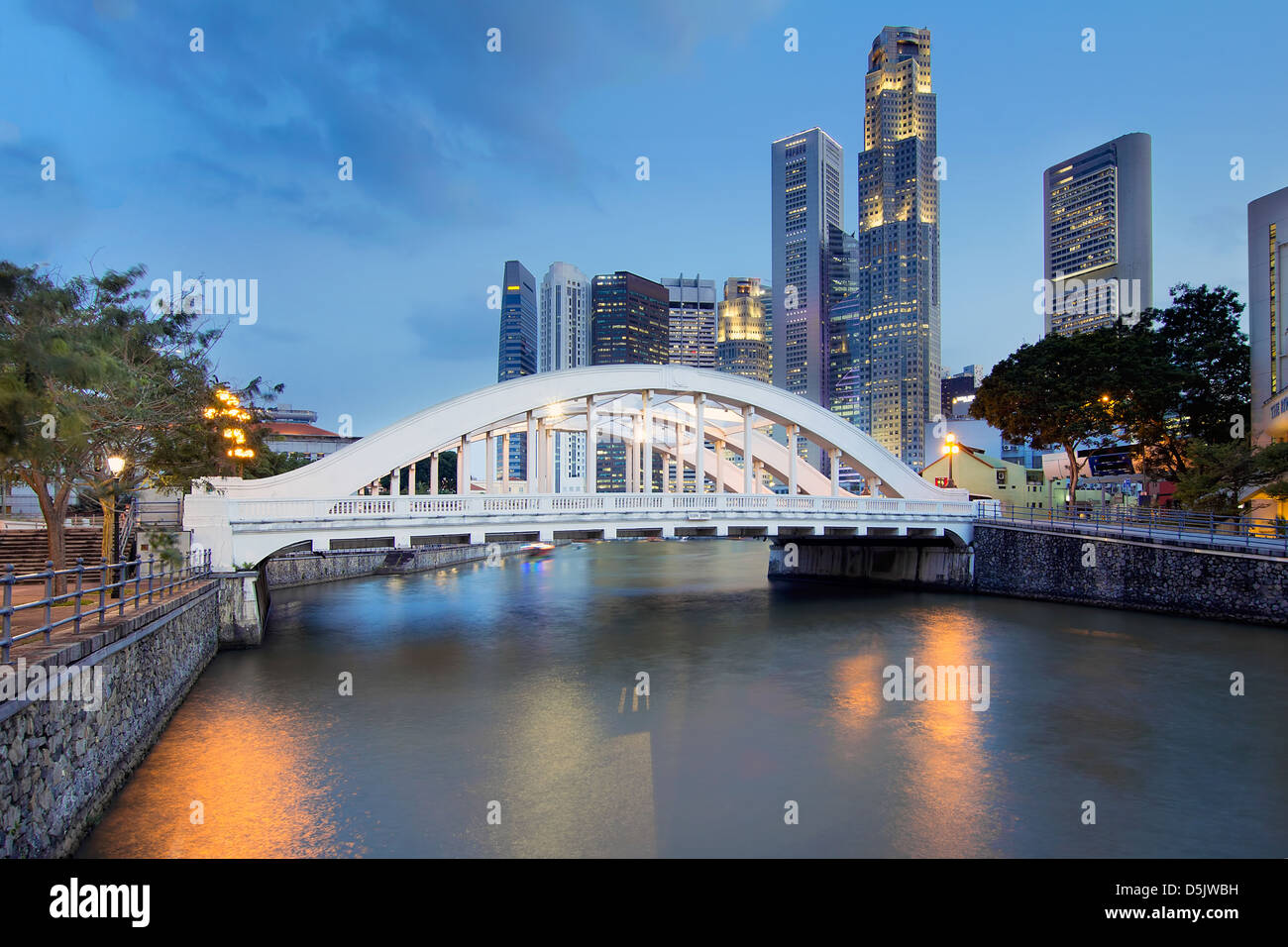 Skyline von Singapur Central Business District (CBD) von Elgin Bridge Over Singapore River zur blauen Stunde Stockfoto