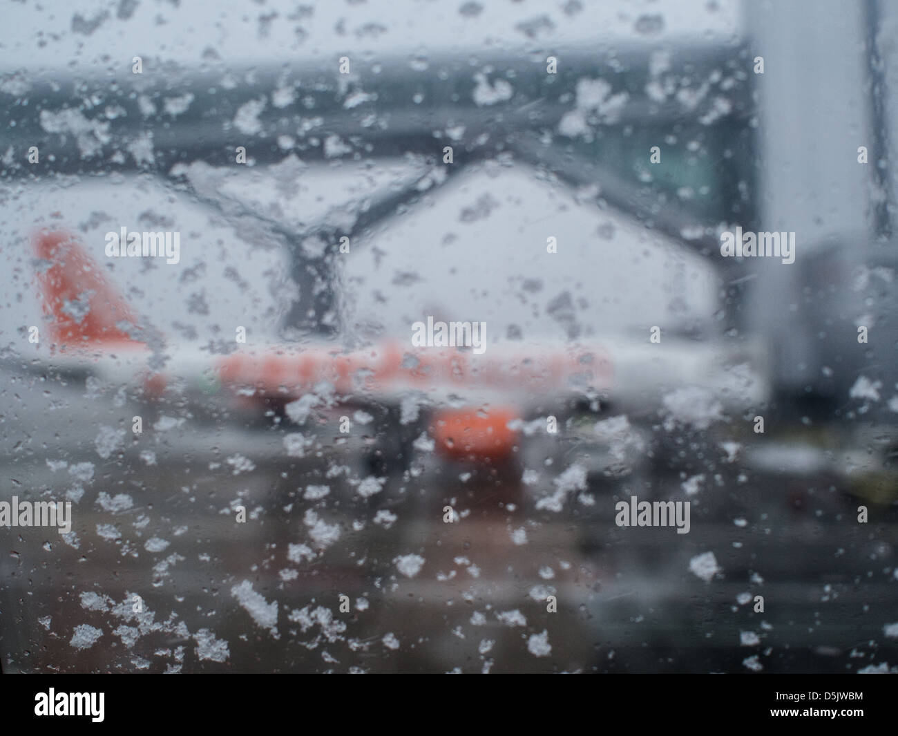EasyJet Flugzeug ist aufgrund der schlechten Wetterbedingungen am Flughafen London Gatwick geerdet. Stockfoto