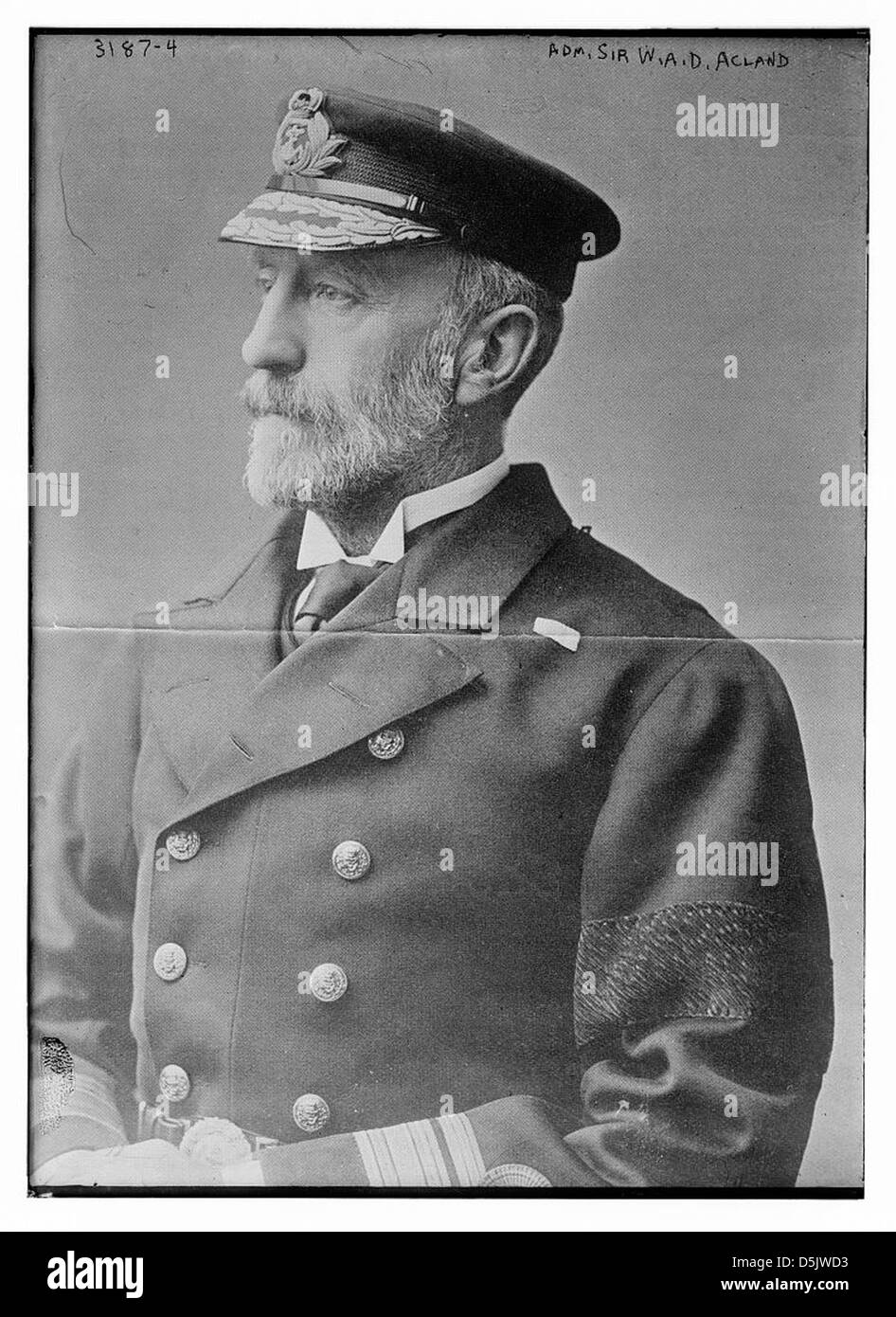 Ein Porträt von Admiral Sir W.A.D. Acland, einem angesehenen Marineoffizier. Das Bild zeigt seine formale Kleidung und stellt seinen Dienst in der britischen Marine dar. Stockfoto