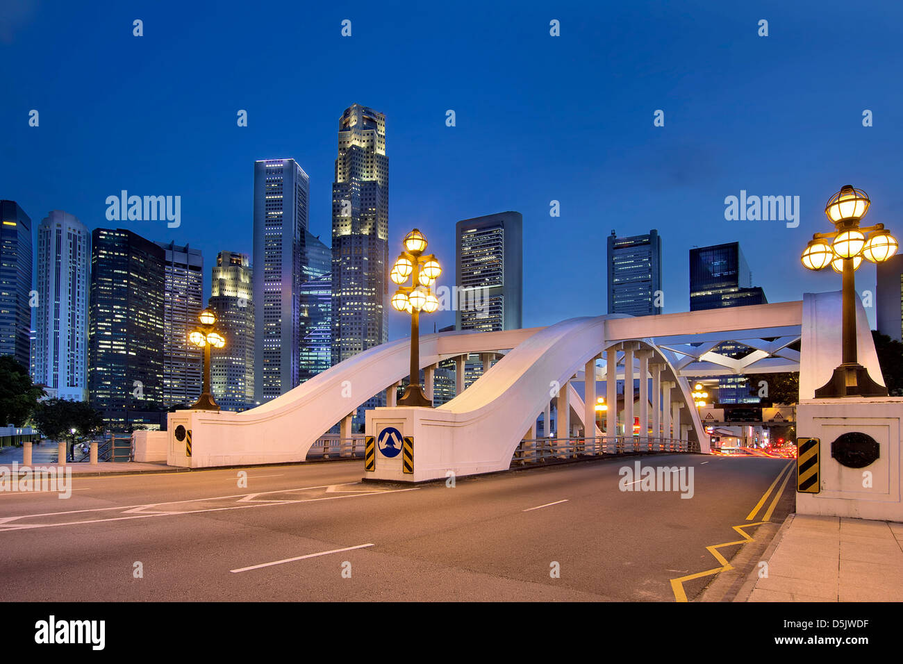 Skyline von Singapur Central Business District (CBD) von Elgin Bridge zur blauen Stunde Stockfoto