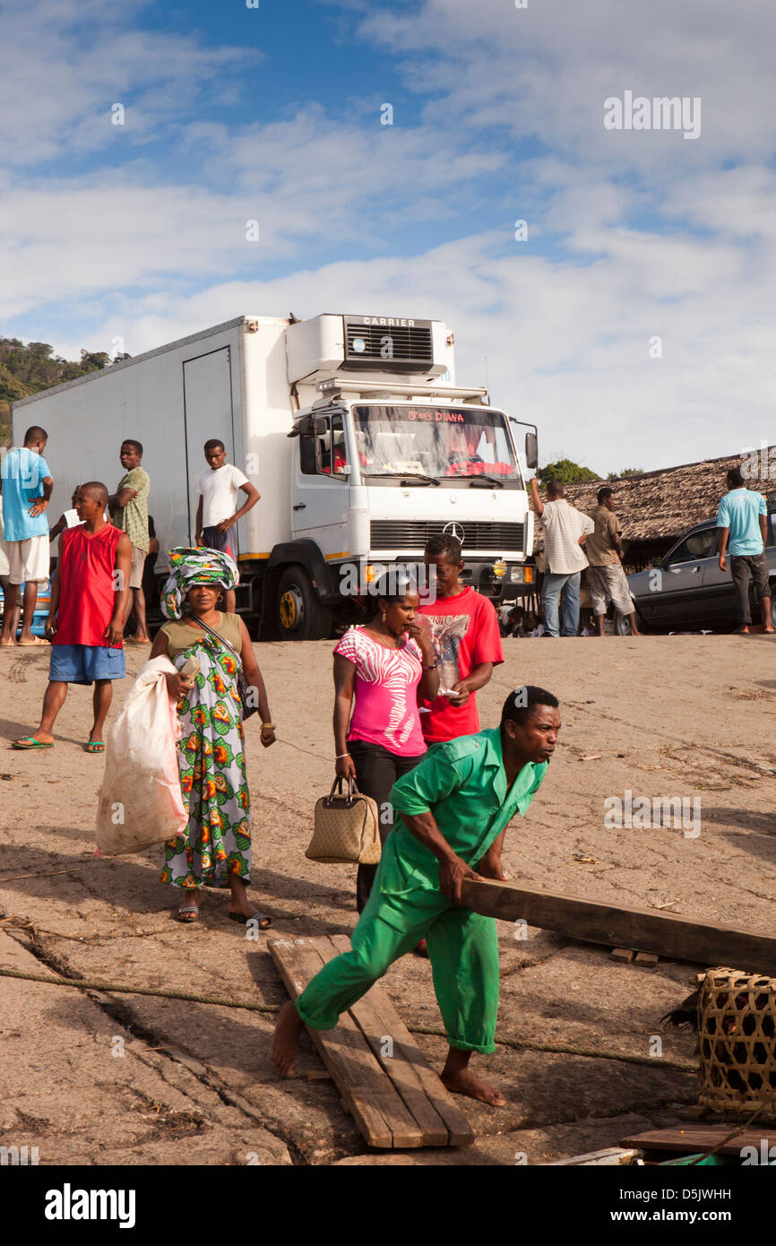 Madagaskar, Ankify, Passagiere warten an Bord der Fähre nach Nosy Be Stockfoto