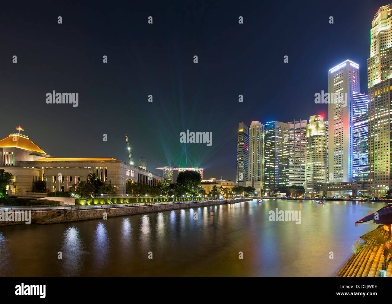 Skyline von Singapur Central Business District (CBD) von Boat Quay am Singapore River in der Nacht mit Laser-Licht-Show Stockfoto