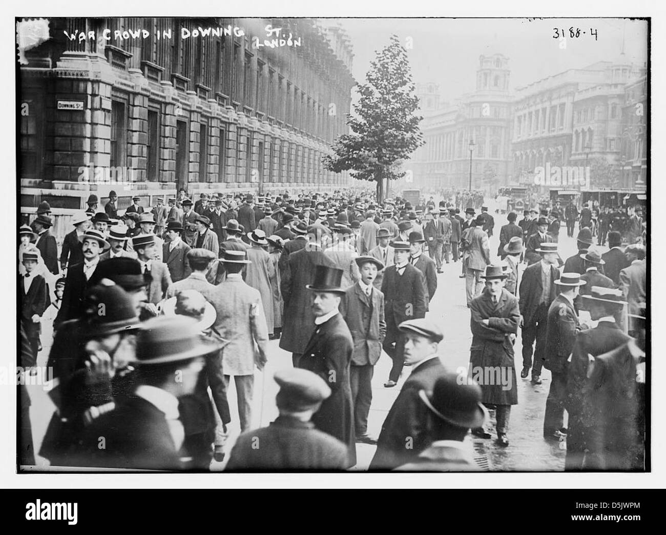 Ein Foto einer Menschenmenge, die sich während des Ersten Weltkriegs 1914 in der Londoner Downing Street versammelte. Das Bild zeigt die Atmosphäre und die Reaktion der Öffentlichkeit auf den Ausbruch des Ersten Weltkriegs Stockfoto