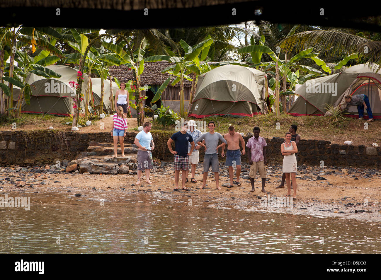 Madagaskar, Nosy Be, Marodokana, Betrieb Wallacea Personal am Ufer beim Tauchen camp Stockfoto