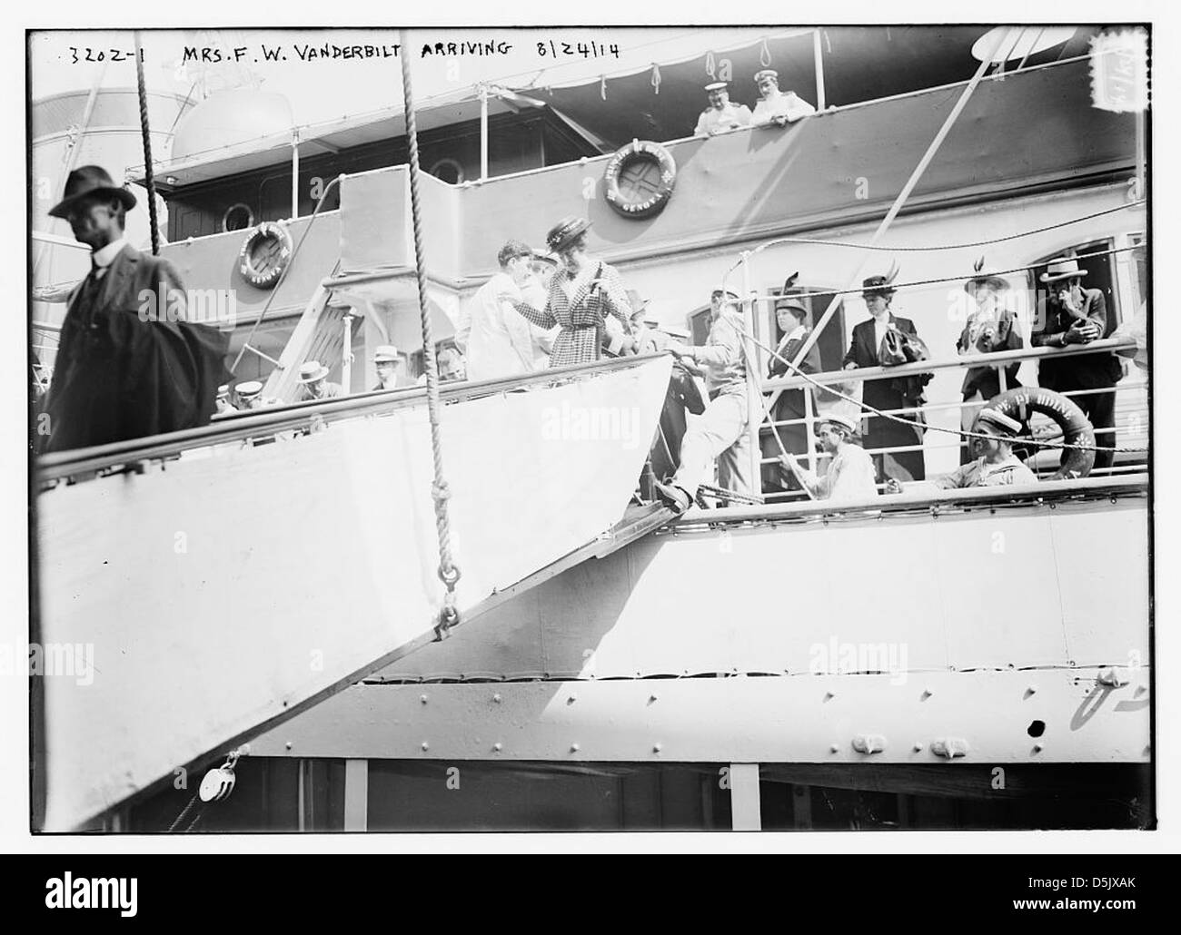 Ein Foto von Mrs. F.W. Vanderbilt, das am 14. August bei einer Veranstaltung eintraf, aufgenommen während eines bedeutenden öffentlichen Auftritts Anfang des 20. Jahrhunderts. Stockfoto