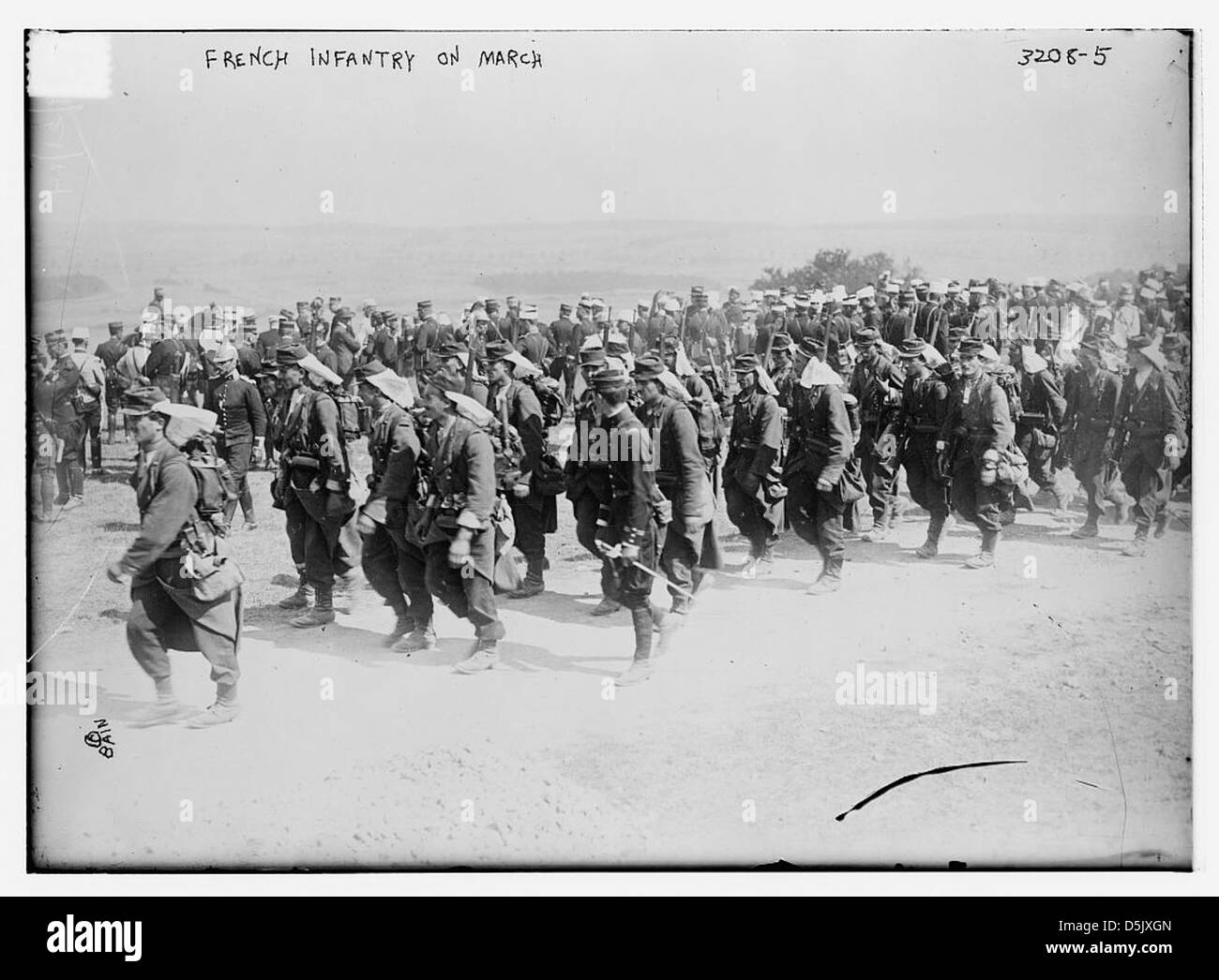Französische Infanterie-Soldaten marschieren während eines Feldzugs, wobei Offiziere den Weg vorgeben. Das Bild zeigt die Disziplin und Organisation der französischen Armee während dieser Zeit, die von der Library of Congress erfasst wurde. Stockfoto