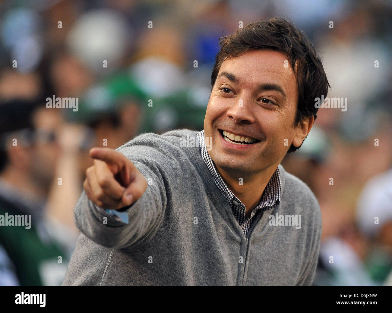 23. Oktober 2011 - East Rutherford, New Jersey, US - Schauspieler JIMMY FALLON Jubel auf der New York Jets gegen die San Diego Chargers bei Met Life-Stadion. (Kredit-Bild: © Brooks Von Arx/ZUMAPRESS.com) Stockfoto