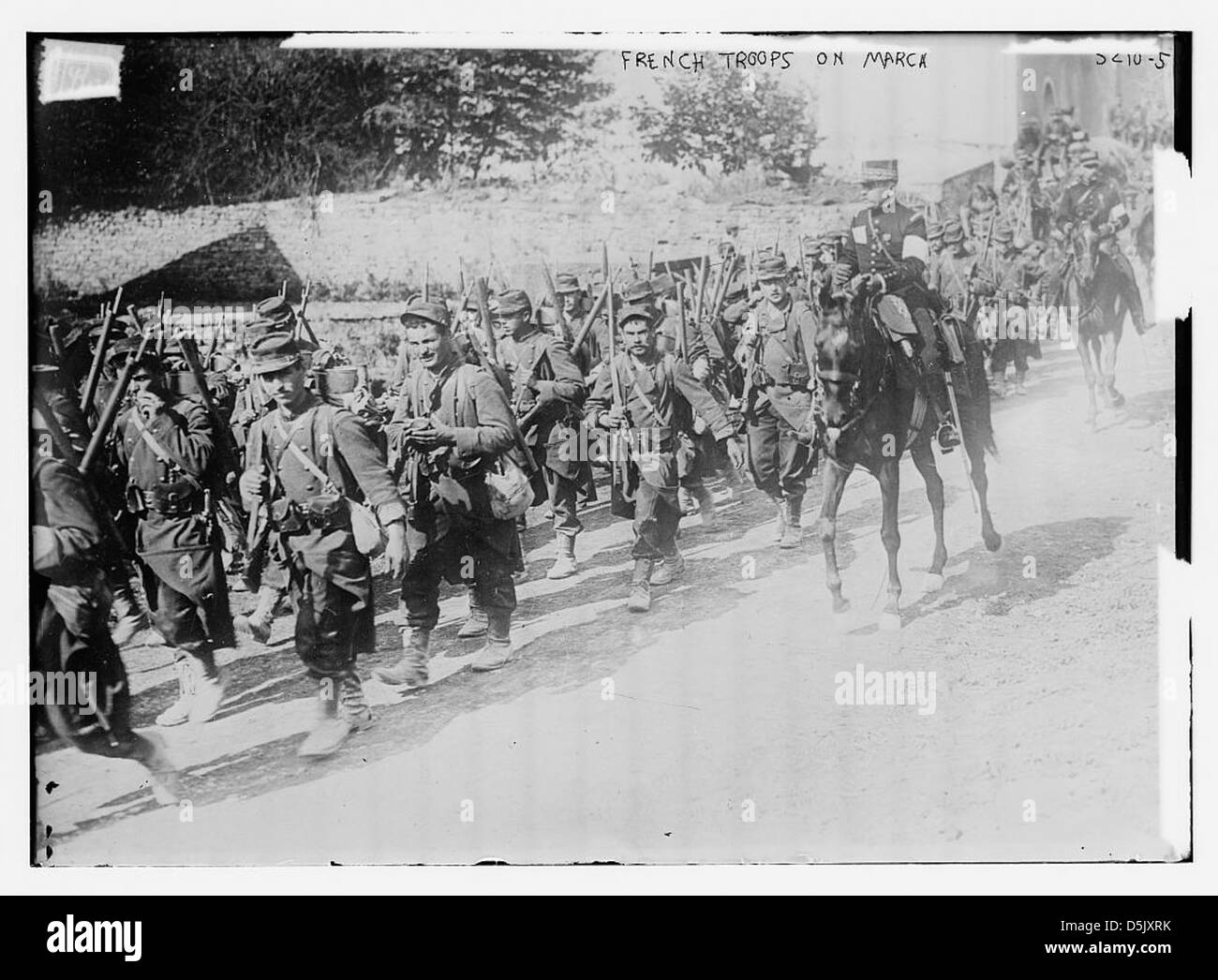 Ein Foto von französischen Truppen, die während einer Militäroperation die französische Armee darstellen. Stockfoto