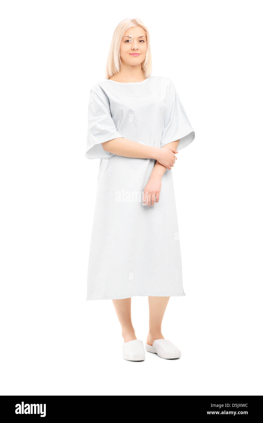 In voller Länge Portrait von einem weiblichen Patienten posiert in ein Krankenhemd, isoliert auf weißem Hintergrund Stockfoto