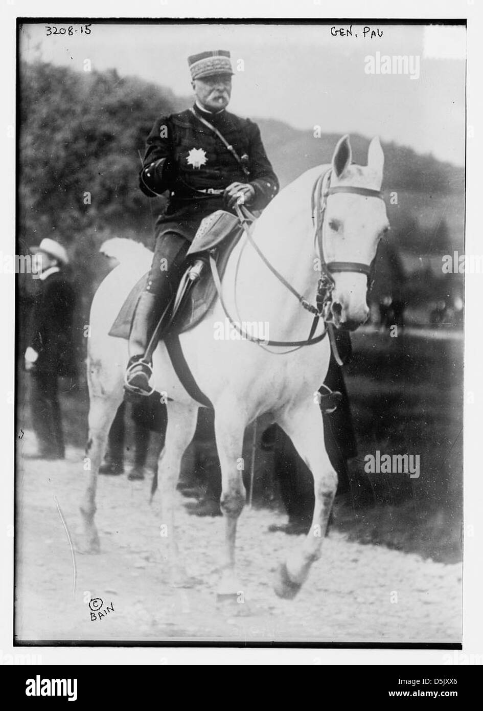 General Antoine Pau, bekannt als der einarmige Held, ist in diesem Porträt festgehalten. Er war ein prominenter französischer Militärführer während des Ersten Weltkriegs, bekannt für seine Führung in der Schlacht, obwohl er einen Arm verlor. Stockfoto